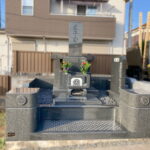 上沢共同墓地（地蔵院・富士見市） 石塔・外作ともに河北山崎という石を使用しています。九寸角和型です。