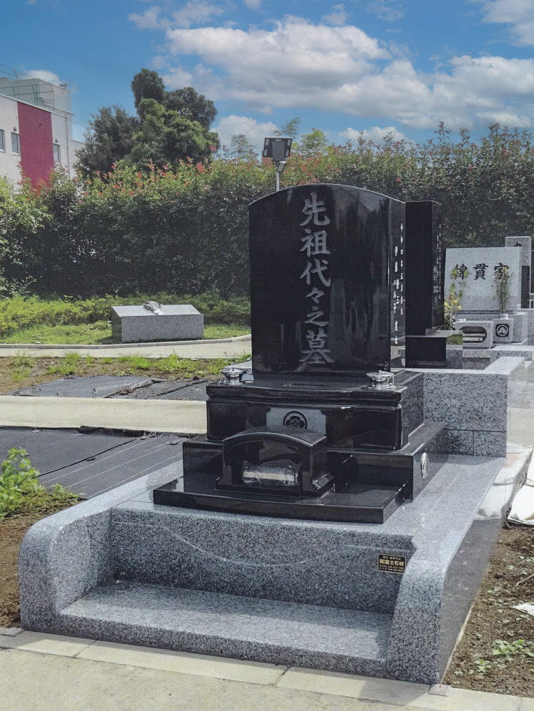 志木市市営墓地　洋型のお墓です。